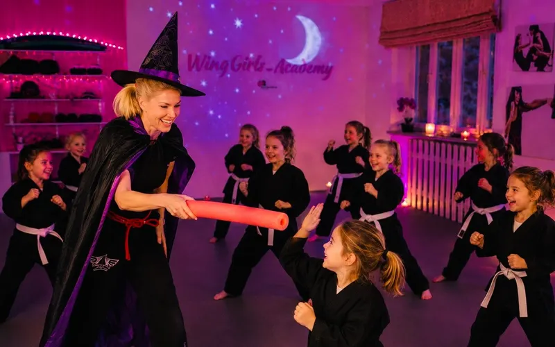 Mädchen beim spielerischen Training in der Academy